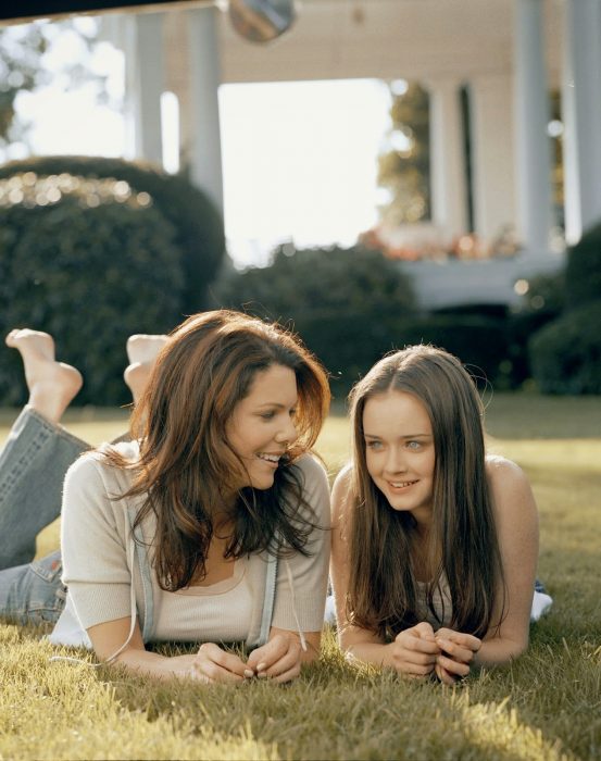 Escena de la serie gilmore girls chicas recostadas en el pasto 