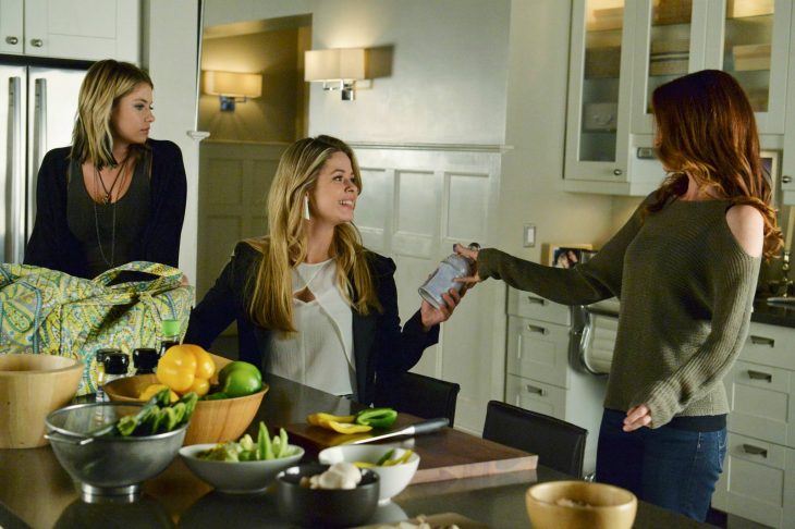 Escena de la serie pretty little liars hana y su madre conversando con allison 