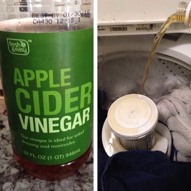 vinagre de manzana en lavadora con toallas