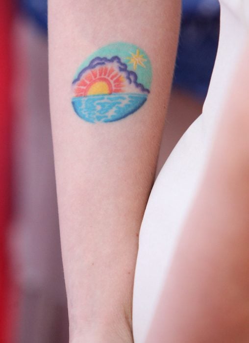 Tatuaje colorido Scarlett Johansson