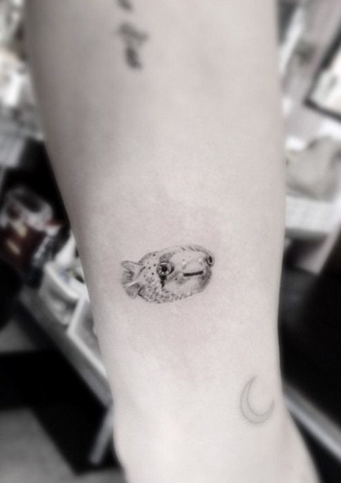 tatuaje pez globo Miley Cyrus