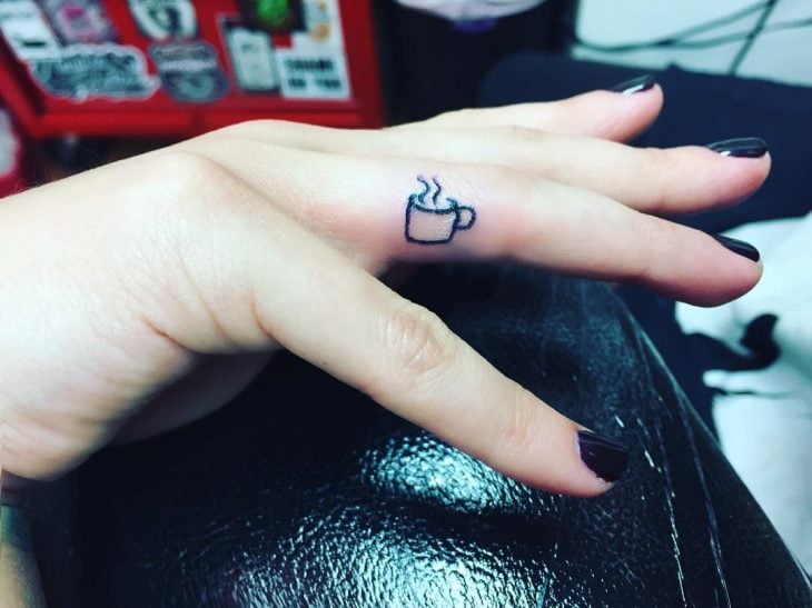 tatuaje café dedo Lea Michele