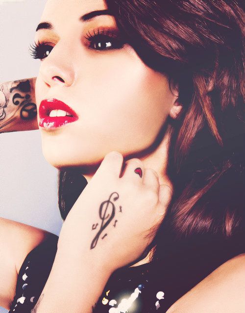 tatuaje mano Cher Lloyd