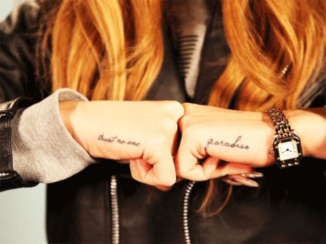 tatuajes manos Lana del Rey