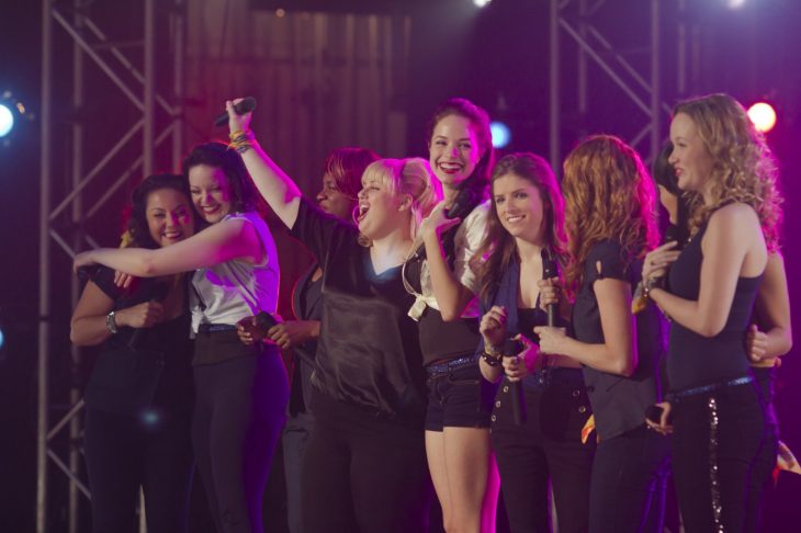 grupo de mujeres en un escenario sonriendo 