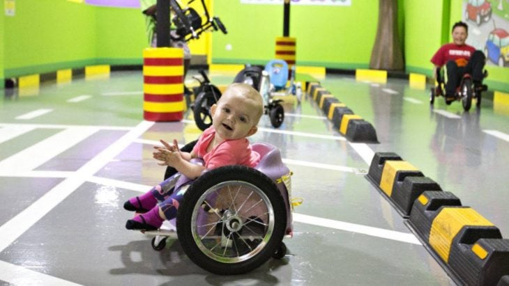 Bebé en silla de ruedas 