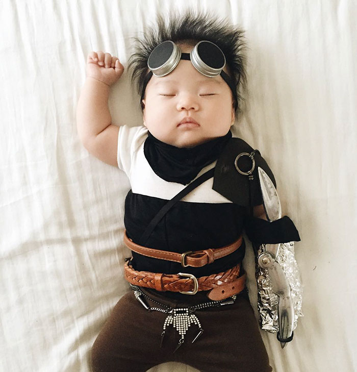 Esta bebé no tiene idea de que es disfrazada mientras duerme
