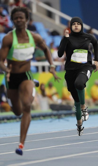 Mujer de Arabia Saudita compitiendo en la carrera de 100 metros planos de los juegos Olímpicos de Rio 2016