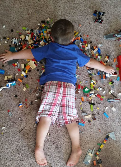 Niño durmiendo sobre sus legos 