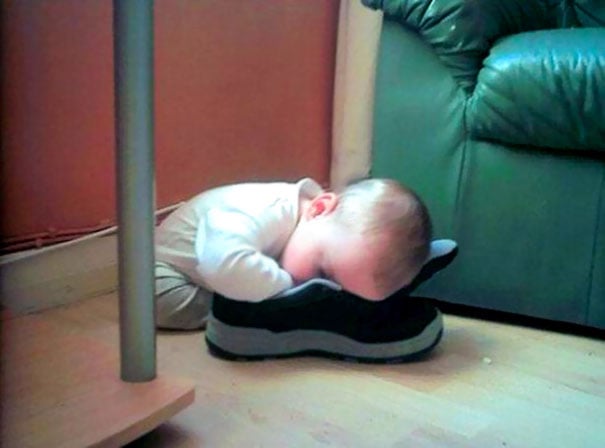 Niño durmiendo sobre un zapato 