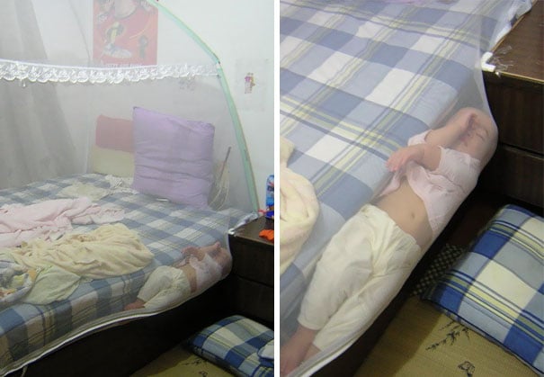 Niña durmiendo entre la tela para mosquitos y la cama 