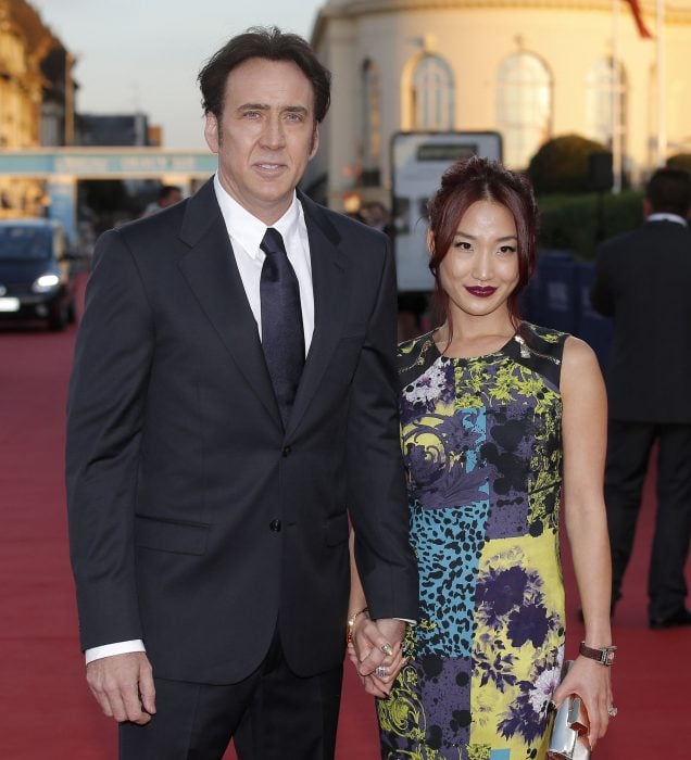 Nicolas Cage tomado de la mano de su esposa 