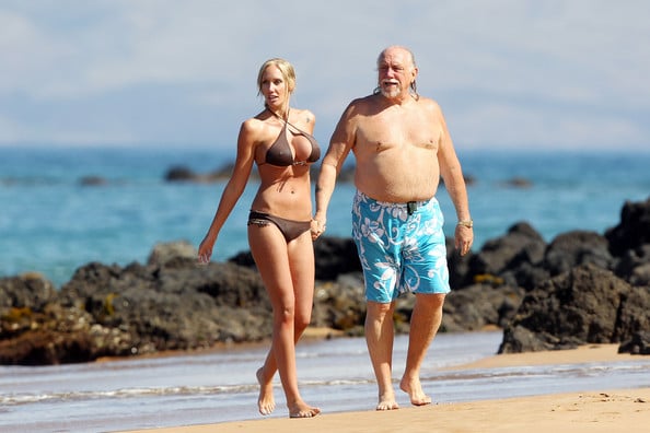 Ben Brown y Jenna Bentley paseando en la playa tomados de la mano 