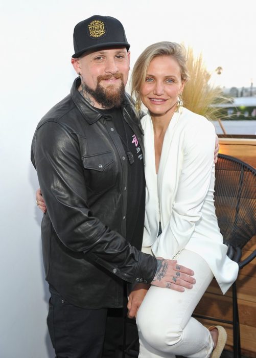 Cameron Dias abrazando a su esposo Benji Madden 