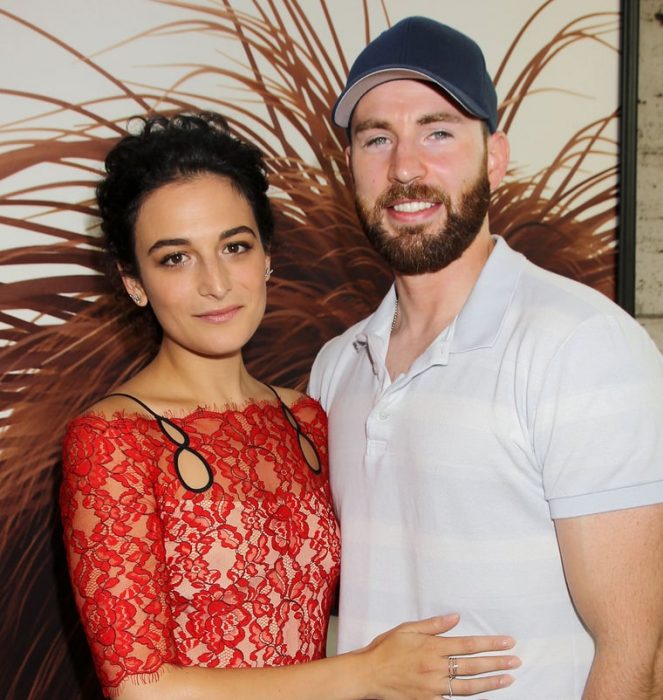 Chris Evans y Jenny Slate abrazados 