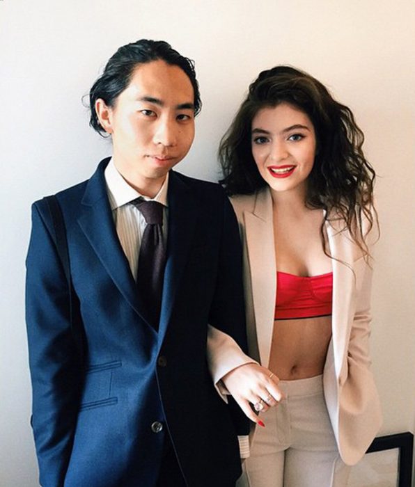 Lorde parada abrazando a su novio 