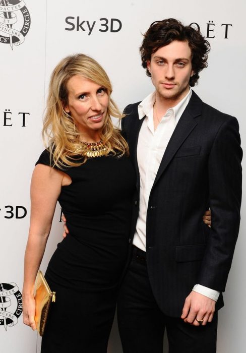 Aaron Johnson y Sam Taylor Wood abrazando a su esposa 