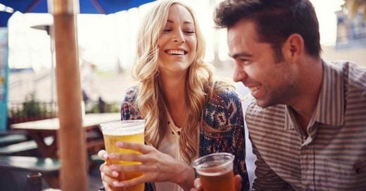 Parejas que beben juntas pueden durar más tiempo, revela un estudio.