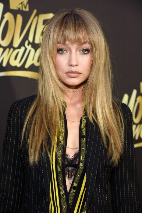 Gigi hadid luciendo un flequillo y el cabello lacio 