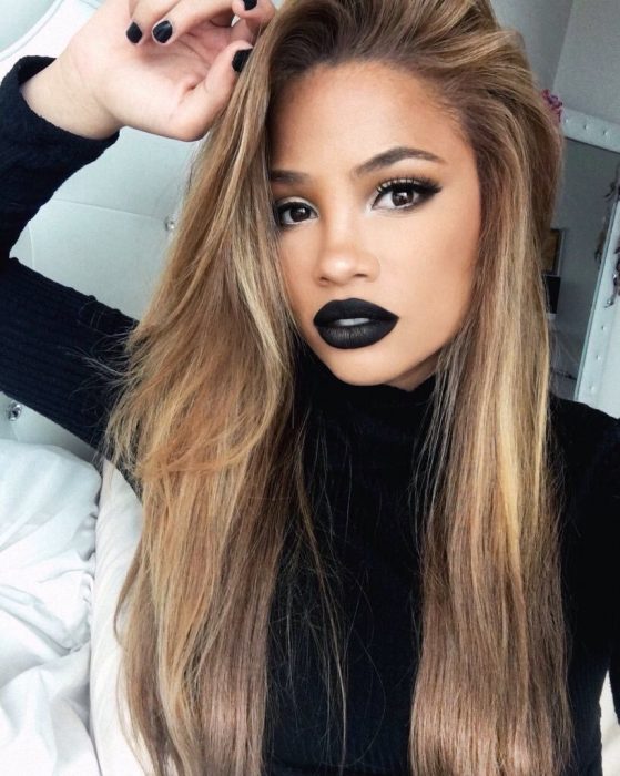 Chica rubia con labios pintados de negro 