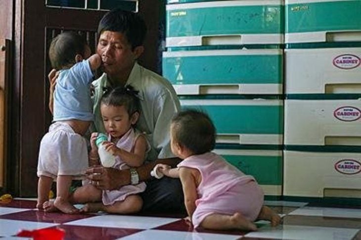 vietnamita con niños adoptados