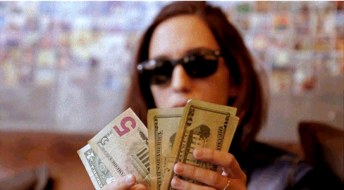 mujer contando dinero