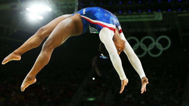 Simone Biles saltando