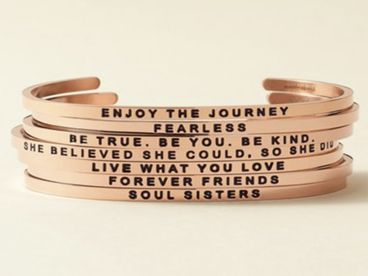 pulseras de color rosa gold y frases 