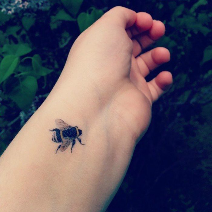 tatuaje de abeja en muñeca 