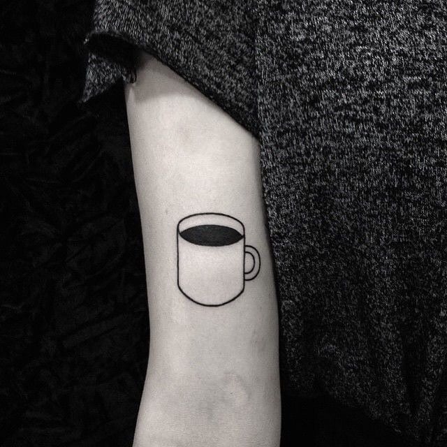 Tatuaje taza de cafe minimalista 