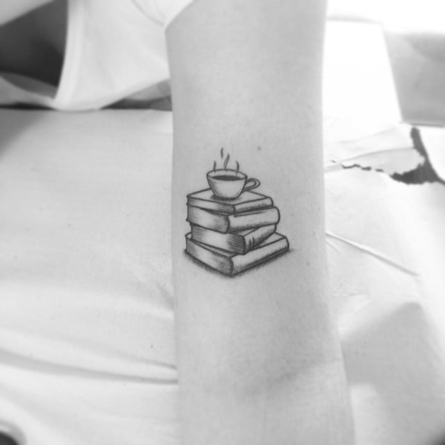 Tatuaje de taza de café y libros 
