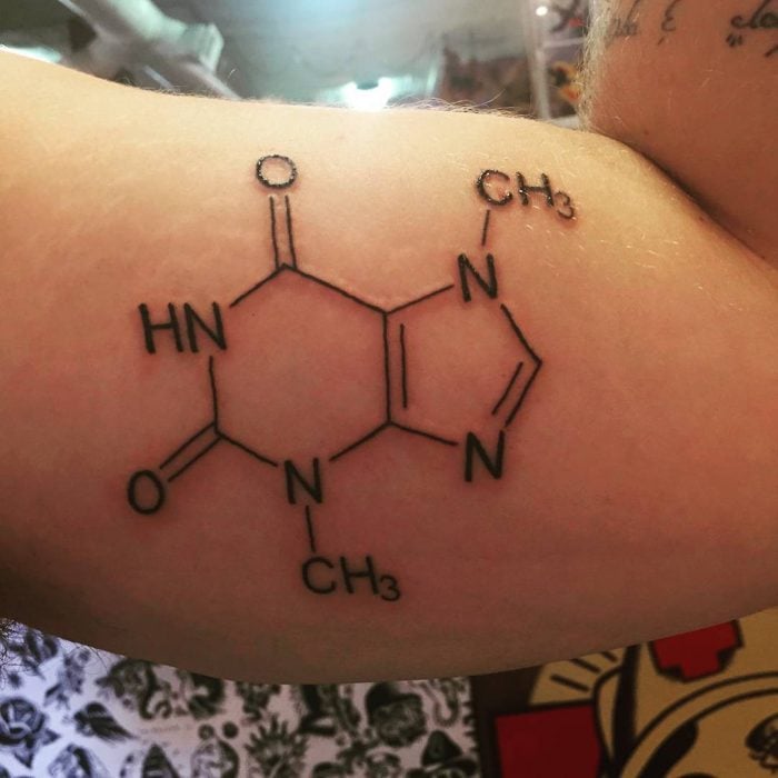 Tatuaje estructura molecular de la cafeína 