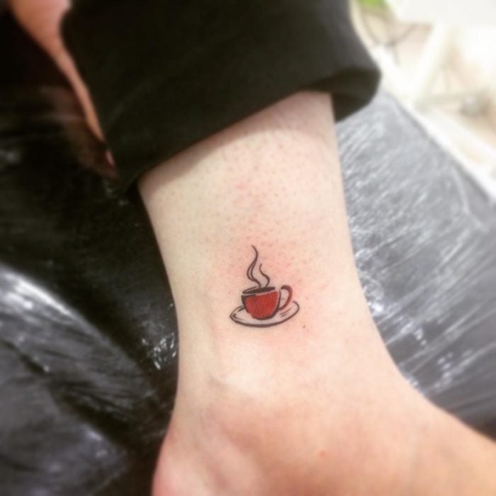 Tatuaje taza de café roja 