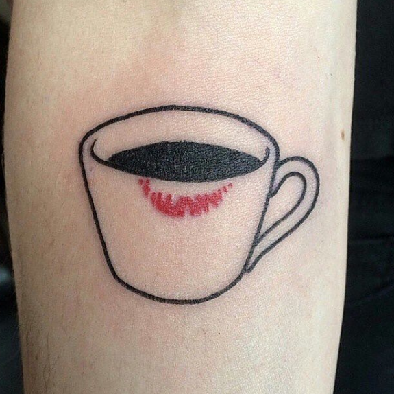 Tatuaje taza de café con labial 