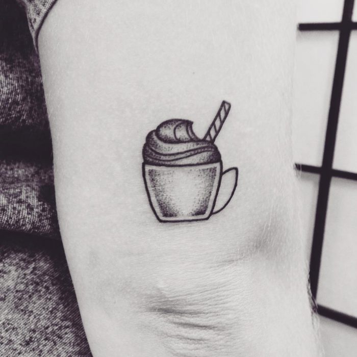 Tatuaje taza de café helado 