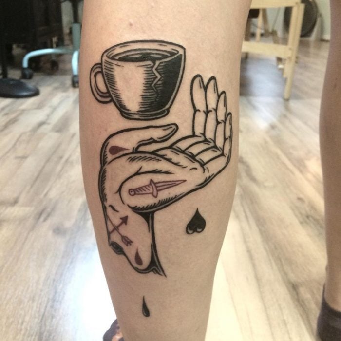 Tatuaje mano sosteniendo taza 