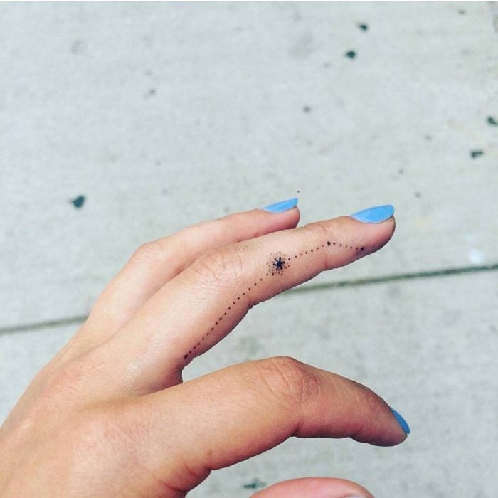 Tatuaje del signo de Aries en el dedo 