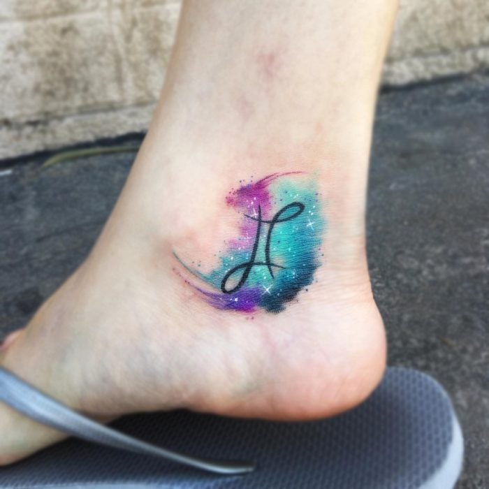 Chica con un tatuaje del signo zodiacal géminis 
