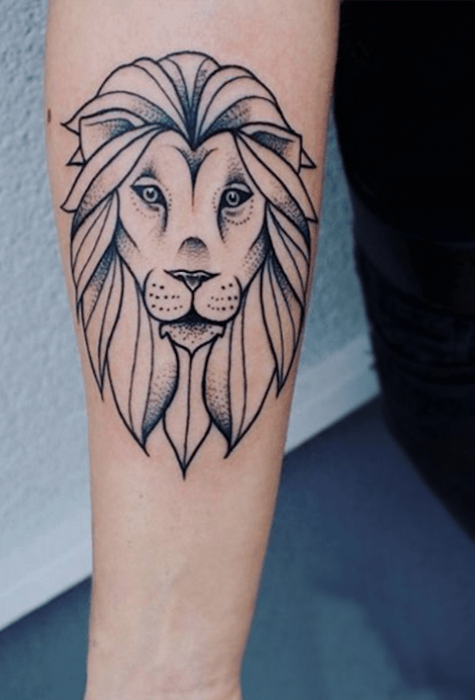 Chica con un león tatuado en el brazo 