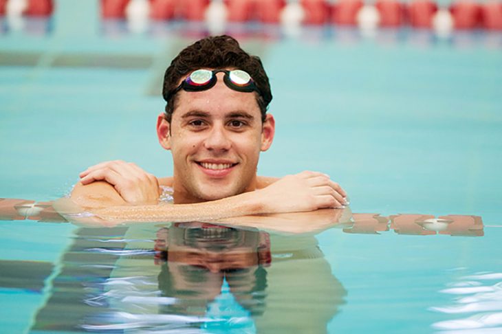 hombre atleta en alberca con googles 