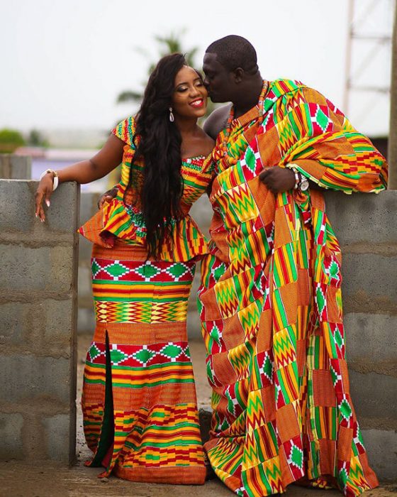 Novios usando los trajes tipicos de Ghana 