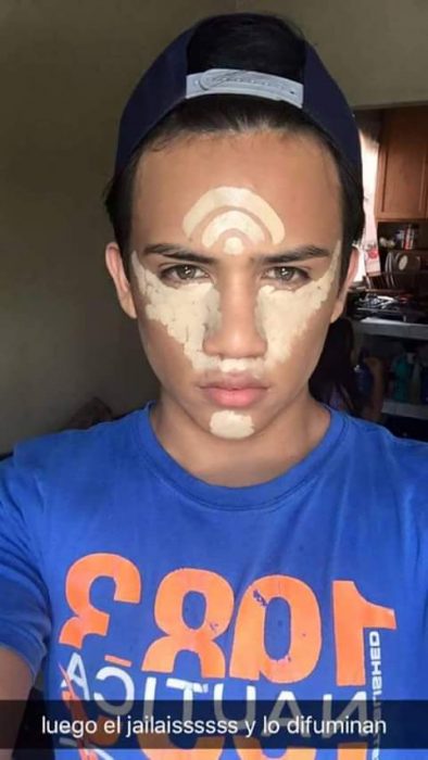 Chico realizando un totorial de maquillaje con capturas de snapchat 