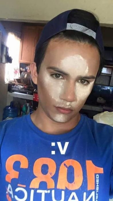 Chico realizando un totorial de maquillaje con capturas de snapchat