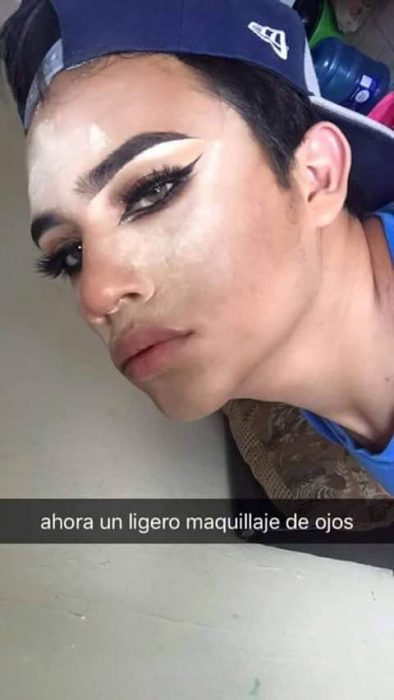 Chico realizando un totorial de maquillaje con capturas de snapchat 