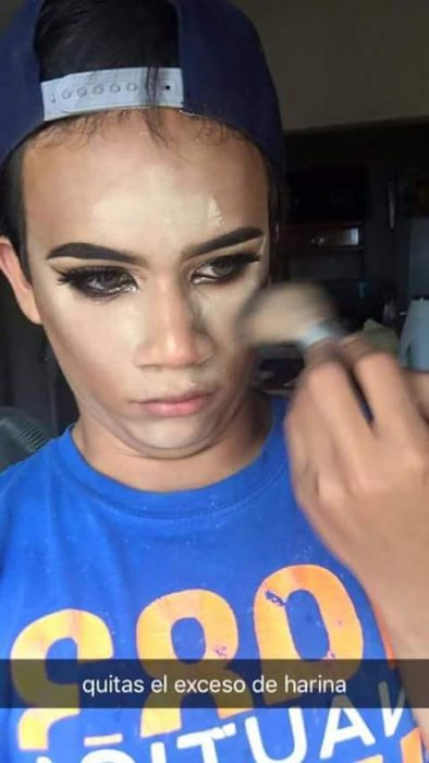 Chico realizando un totorial de maquillaje con capturas de snapchat 