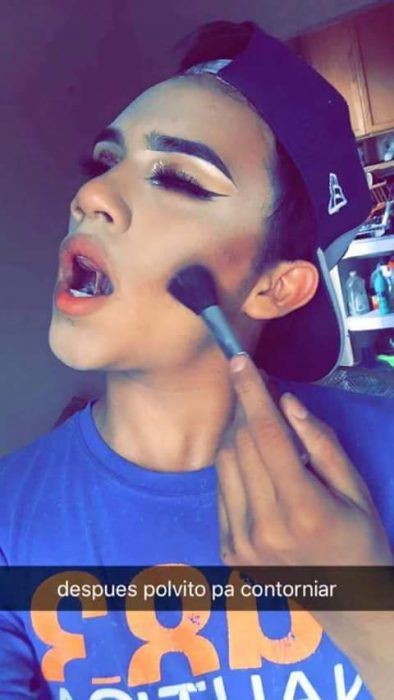 Chico realizando un totorial de maquillaje con capturas de snapchat 