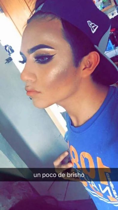 Chico realizando un totorial de maquillaje con capturas de snapchat 