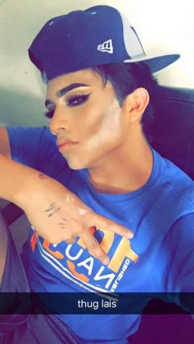 Chico realizando un totorial de maquillaje con capturas de snapchat 