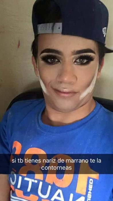 Chico realizando un totorial de maquillaje con capturas de snapchat 