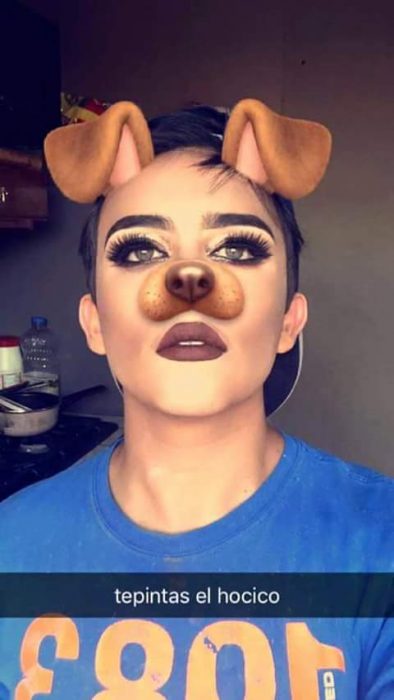 Chico realizando un totorial de maquillaje con capturas de snapchat 